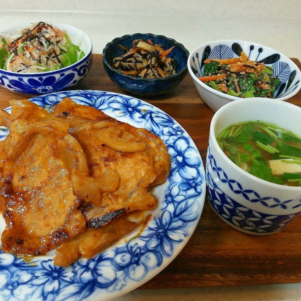 Snapdishの料理写真:豚ロースのしょうが焼き定食|くりんさん