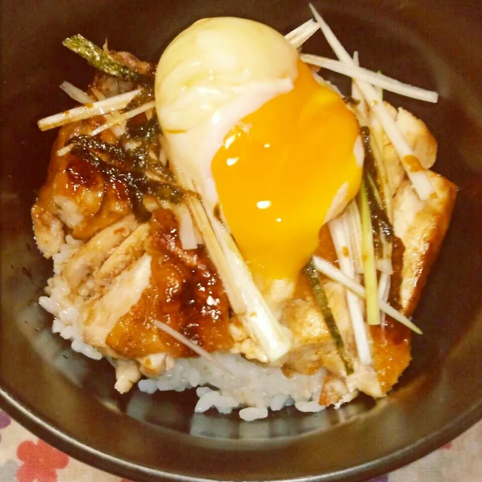 テリヤキチキン丼、温たまのっけ☆|とももんさん