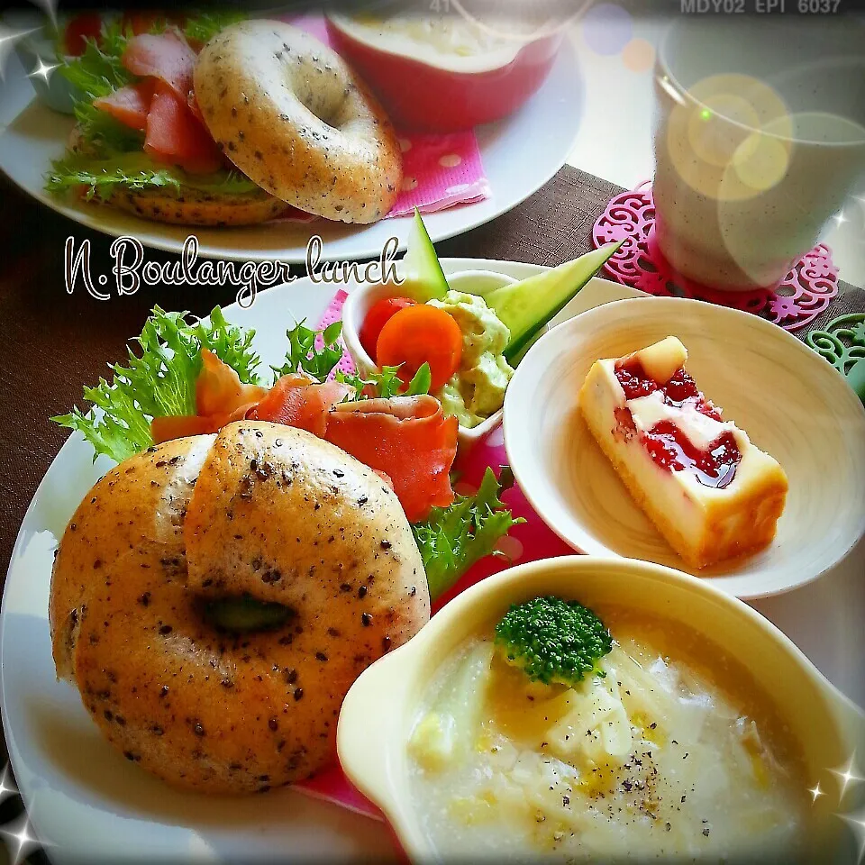 黒胡麻ﾍﾞｰｸﾞﾙのｱﾎﾞｶﾄﾞｻｰﾓﾝ lunch♪|つばさ(nao)さん