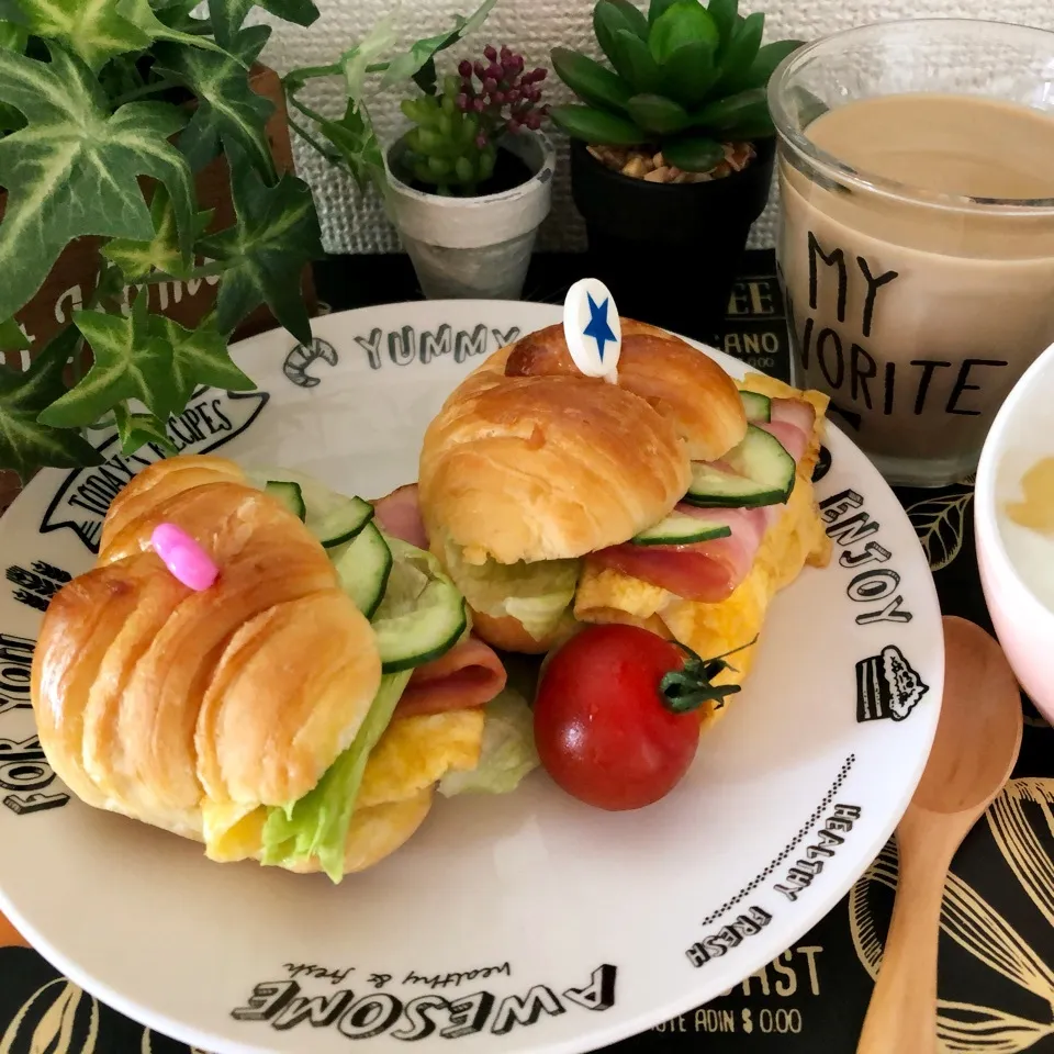 Snapdishの料理写真:クロワッサンサンドで朝ご飯|kazumi_a♡さん