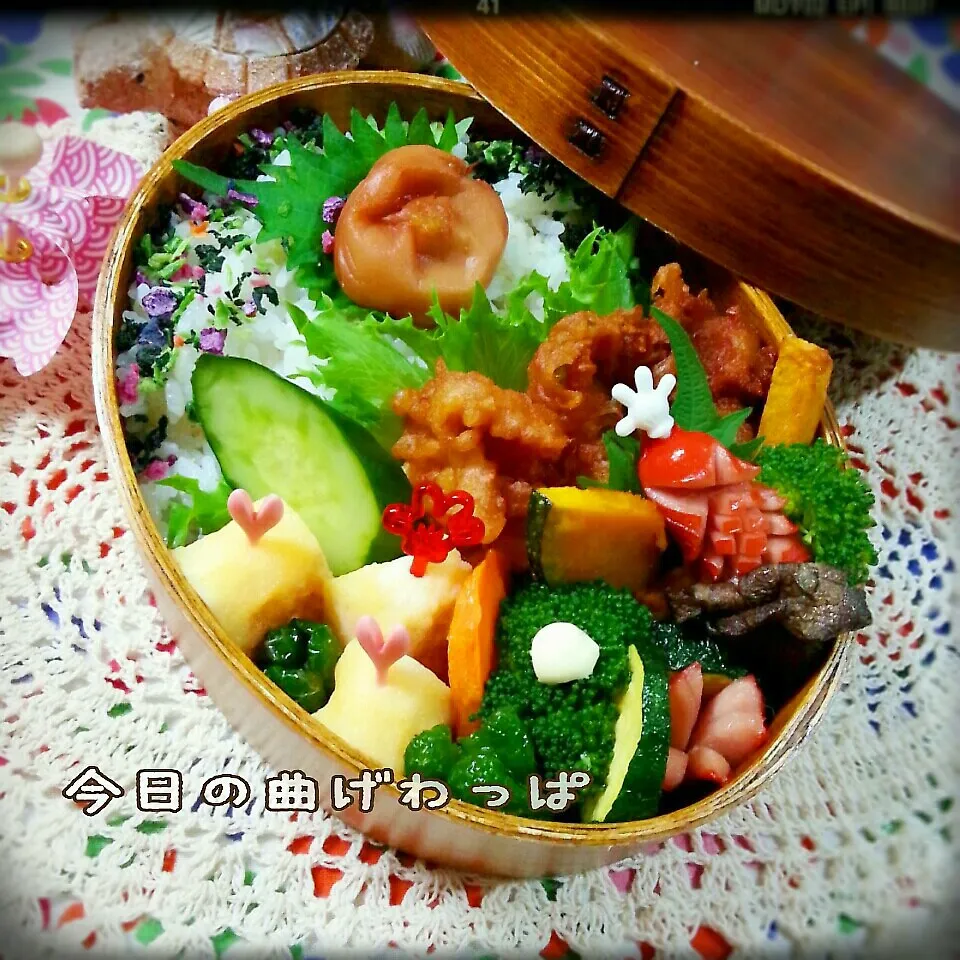 Snapdishの料理写真:鶏唐と彩り野菜の素揚げの曲げわっぱ弁当♪|つばさ(nao)さん