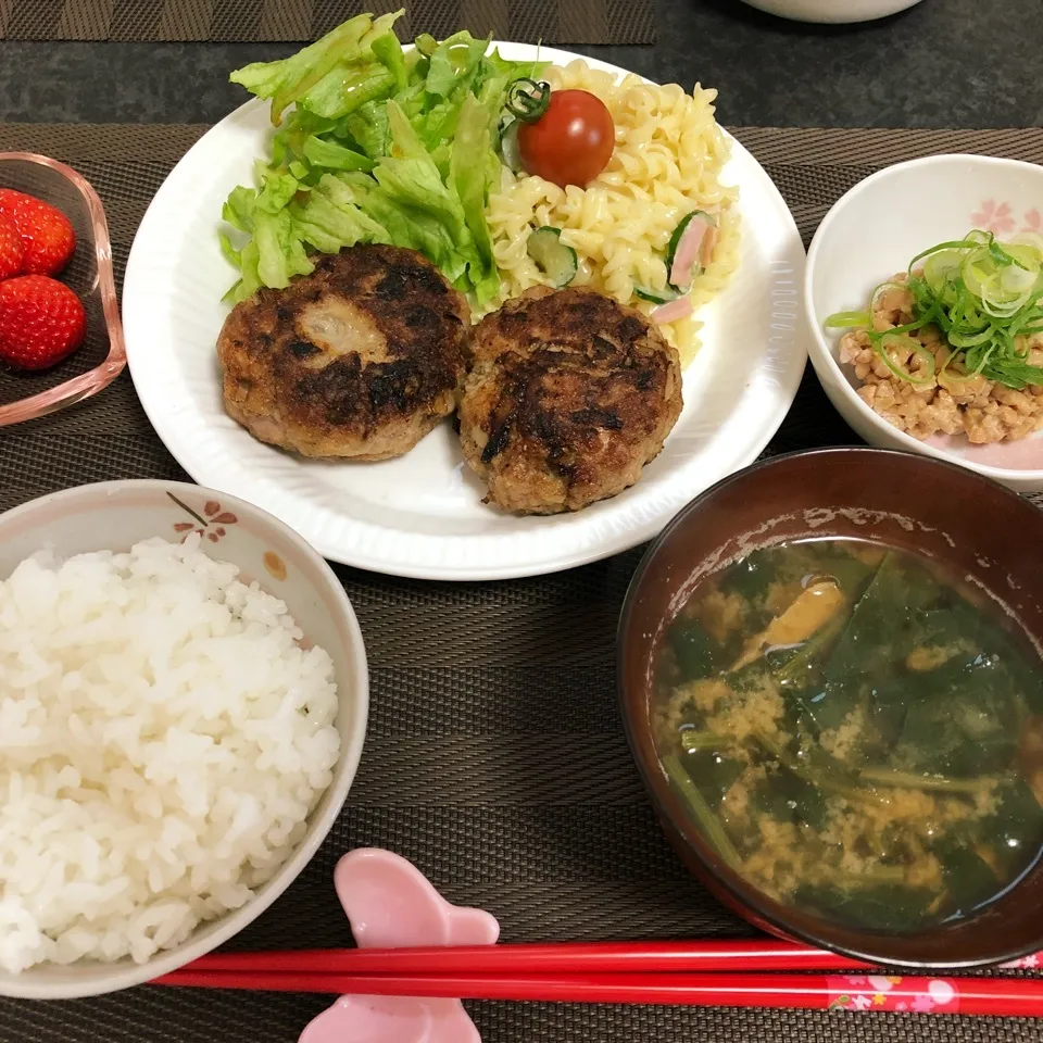 Snapdishの料理写真:ハンバーグで夕食です♡|kazumi_a♡さん