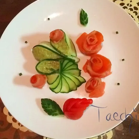 Snapdishの料理写真:絵画の一皿 サーモンフラワーアボカドクリーム添え|Taechi309さん