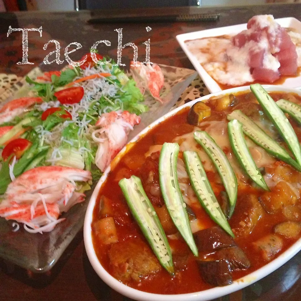 Snapdishの料理写真:ミートボールトマトカレー煮込み、ジャコサラダ、マグロ山かけ|Taechi309さん