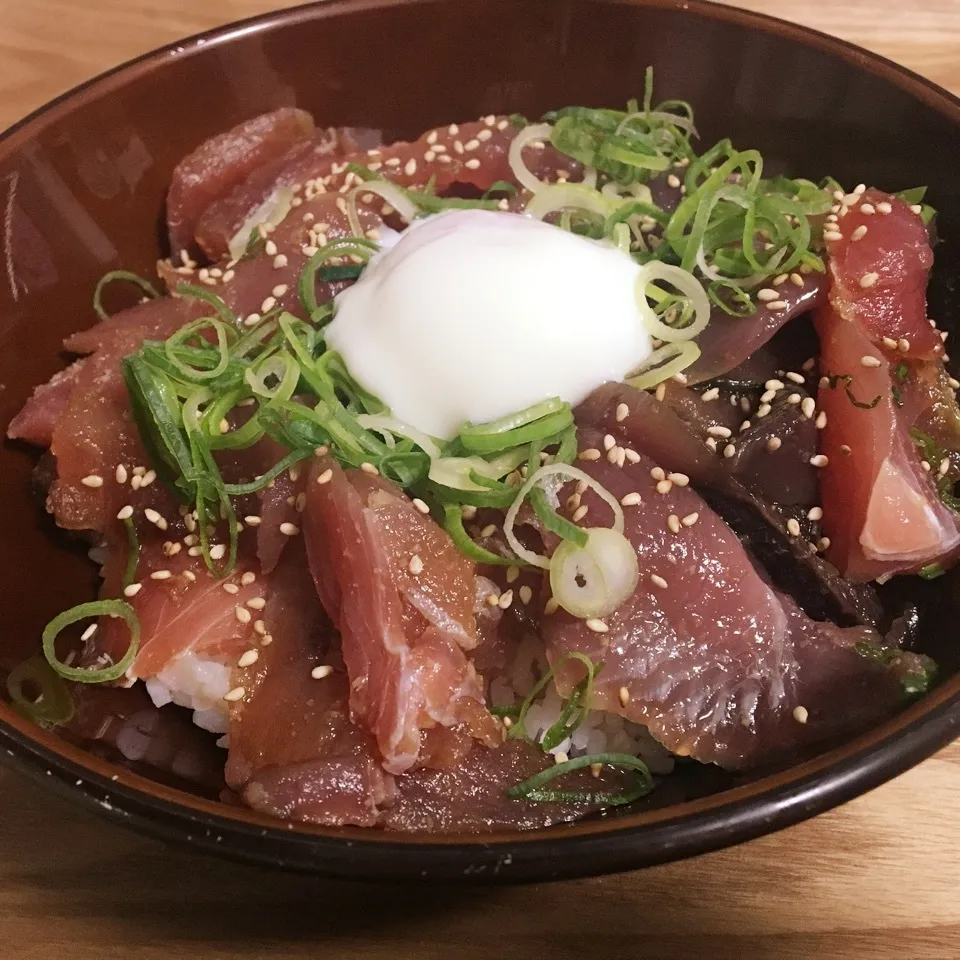 Snapdishの料理写真:マグロとカツオの漬け丼|まぁたんさん