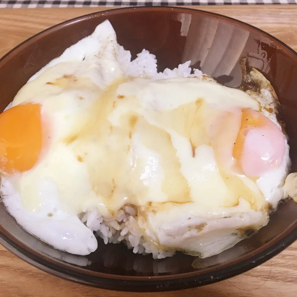 チーズ目玉焼き丼|まぁたんさん