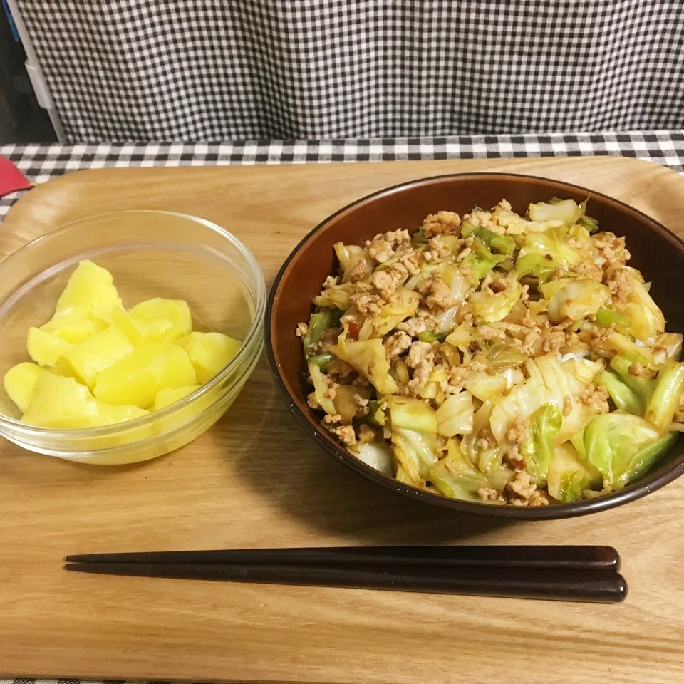 キャベツと挽肉のピリ辛炒め丼|まぁたんさん