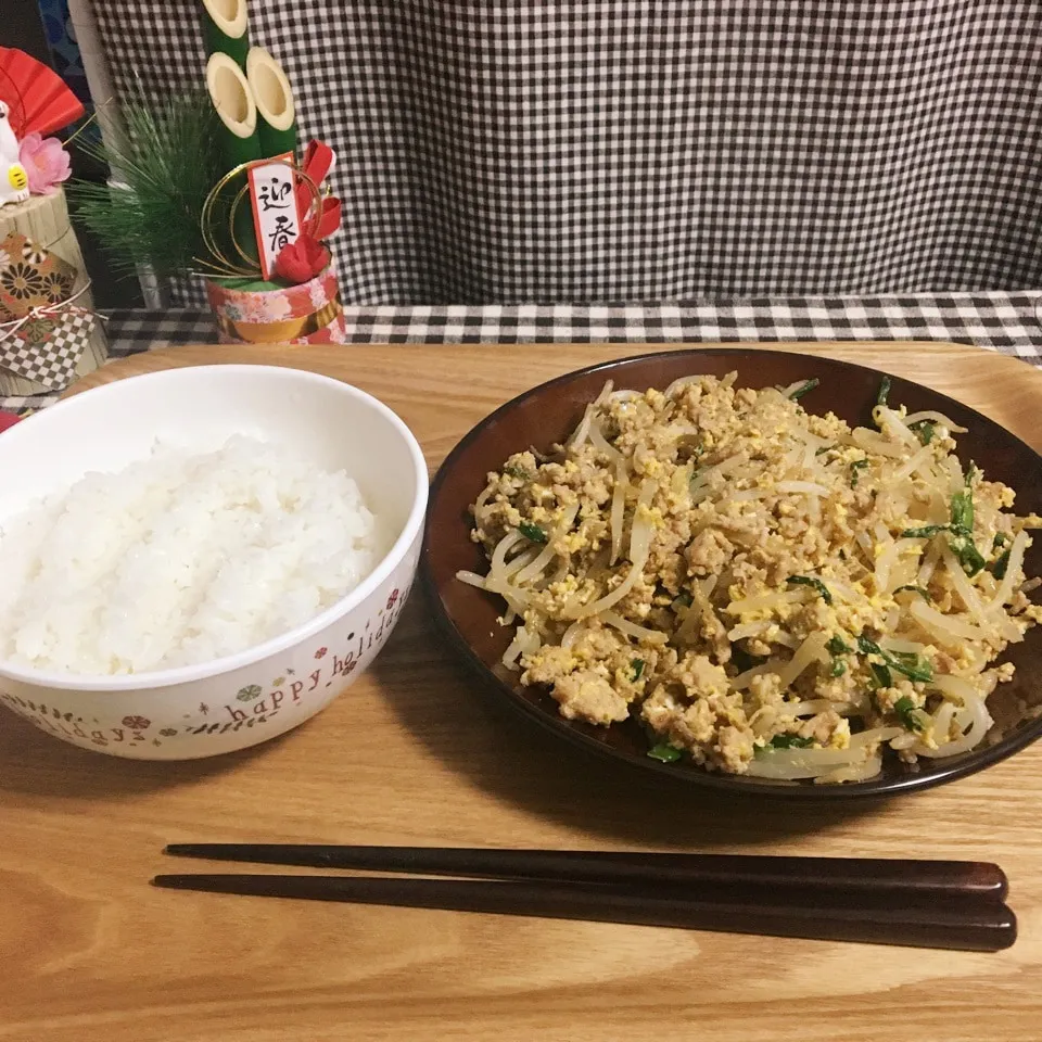 Snapdishの料理写真:豚挽肉とニラもやし卵とじ|まぁたんさん