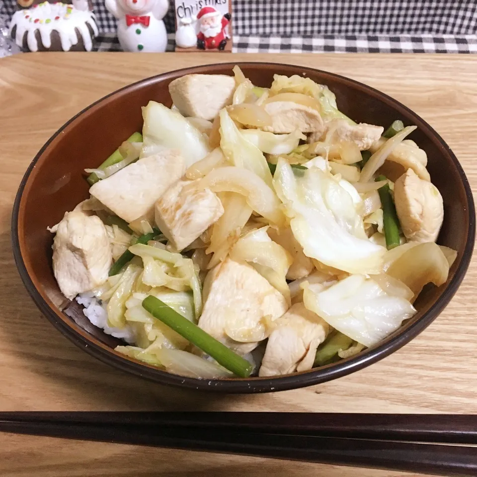 鶏肉とキャベツのにんにくしょう油炒め煮丼|まぁたんさん