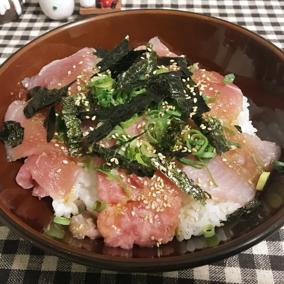 Snapdishの料理写真:マグロづくし丼|まぁたんさん