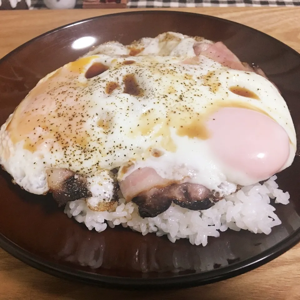 Snapdishの料理写真:ベーコンエッグ丼|まぁたんさん