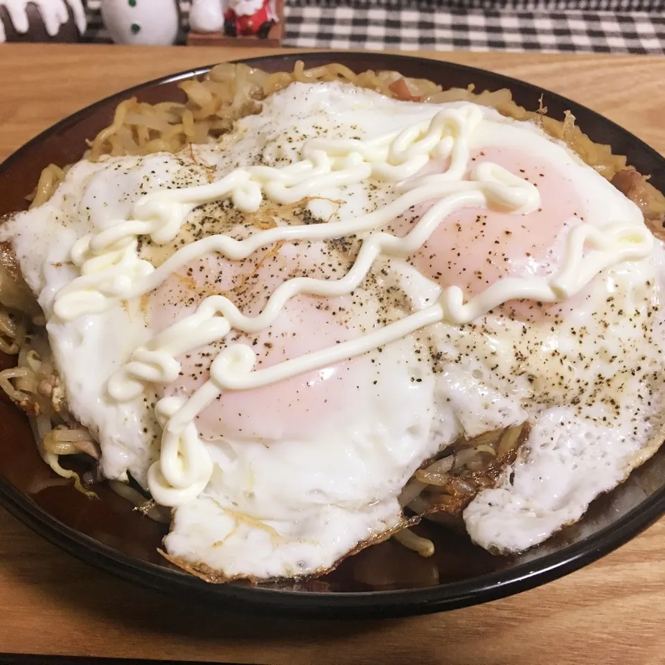 Snapdishの料理写真:目玉焼きのせ焼きそば|まぁたんさん