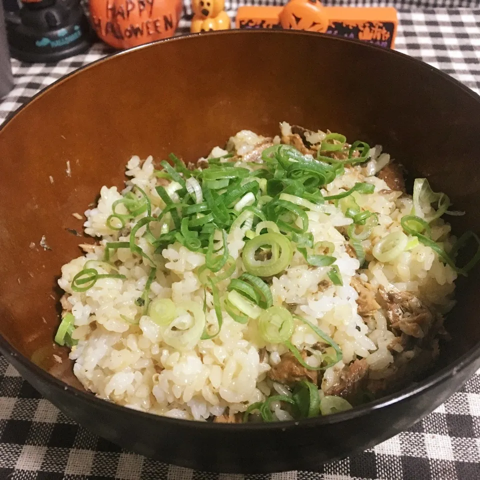 【簡単】さんまの蒲焼き缶で簡単混ぜご飯|まぁたんさん