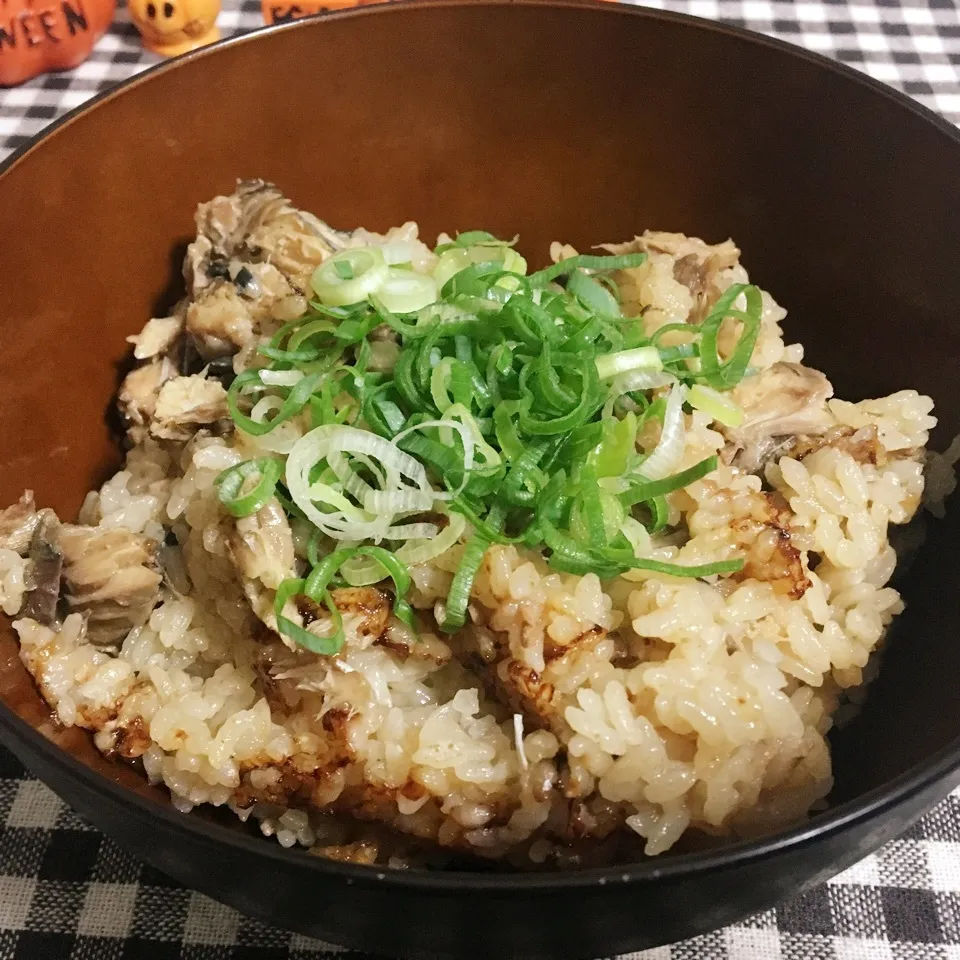 【簡単】鯖味噌煮缶で簡単炊き込みご飯|まぁたんさん