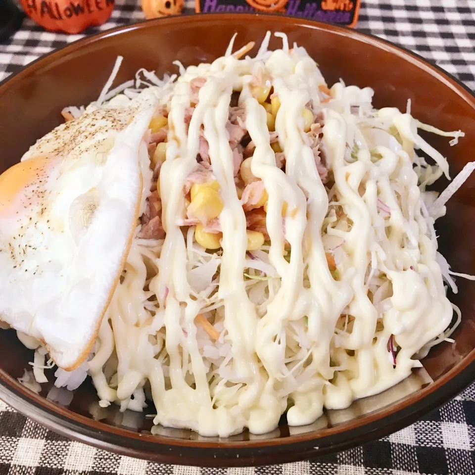 目玉焼きのせツナコーンサラダ丼|まぁたんさん