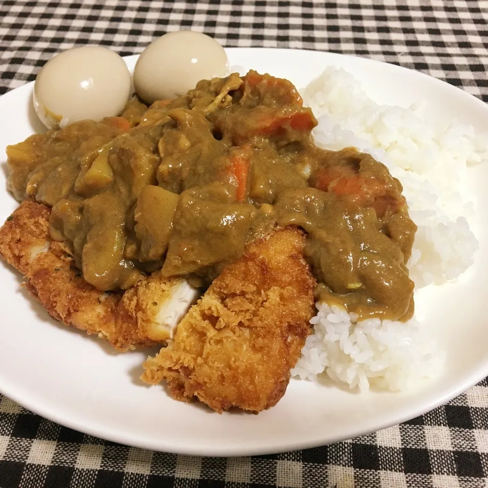 Snapdishの料理写真:煮玉子付きチキンカツカレー|まぁたんさん