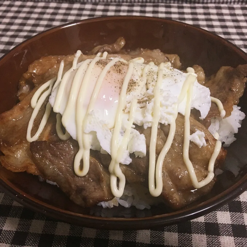 Snapdishの料理写真:目玉焼きのせ牛バラ焼肉丼|まぁたんさん