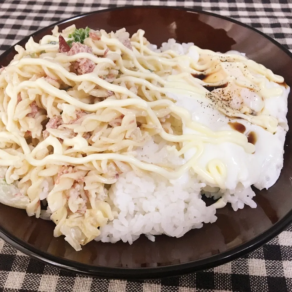 【昼食】作り置きマカロニサラダと目玉焼き丼|まぁたんさん