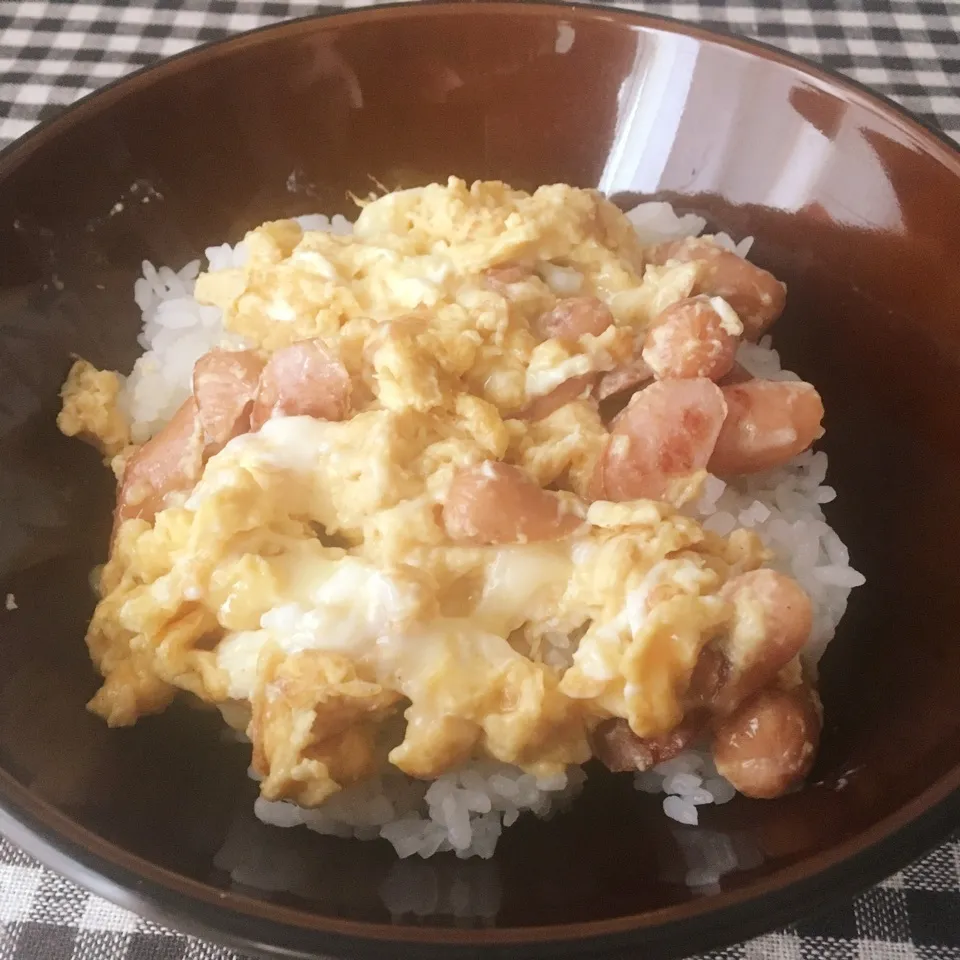 Snapdishの料理写真:ウィンナーチーズエッグ丼|まぁたんさん