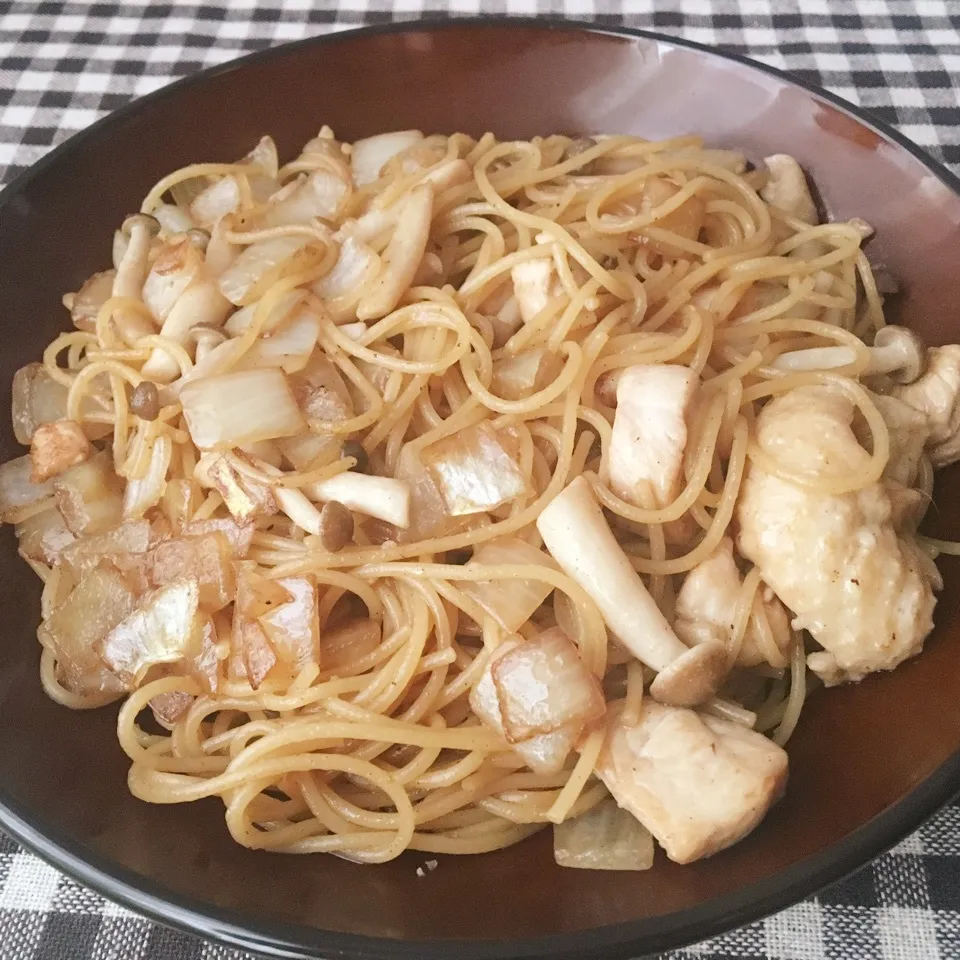 鶏肉ときのこのガーリックバターしょう油パスタ|まぁたんさん