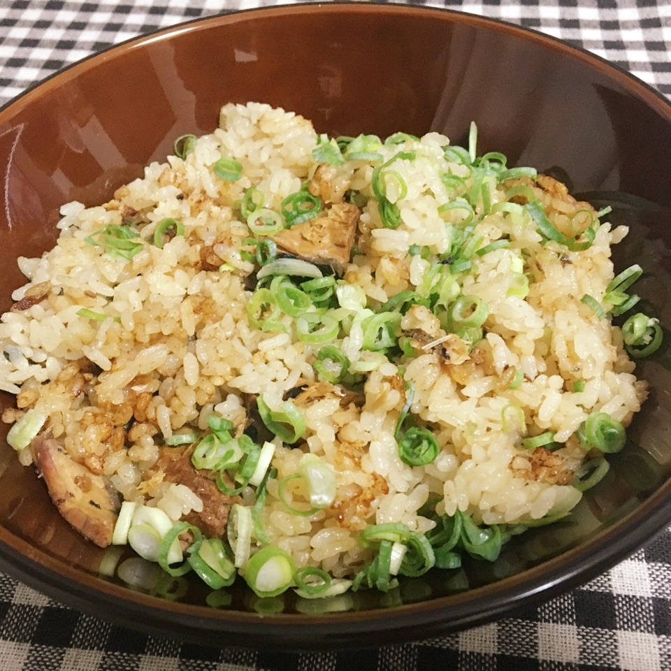 【飯研】炙りサバ味噌煮缶で簡単炊き込みご飯