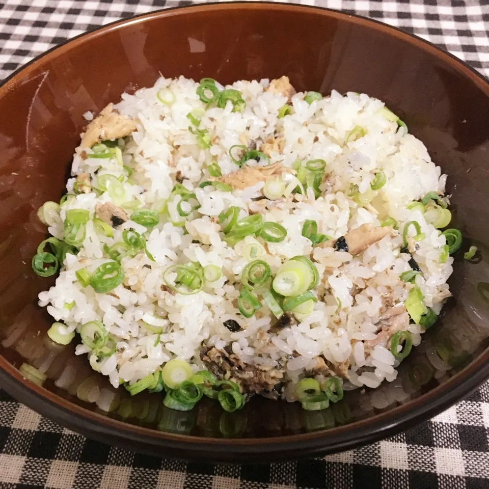 【飯研】さんまの塩焼き缶で簡単炊き込みご飯|まぁたんさん