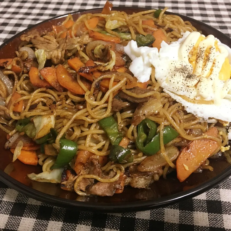 目玉焼きのせカレー焼きそば|まぁたんさん