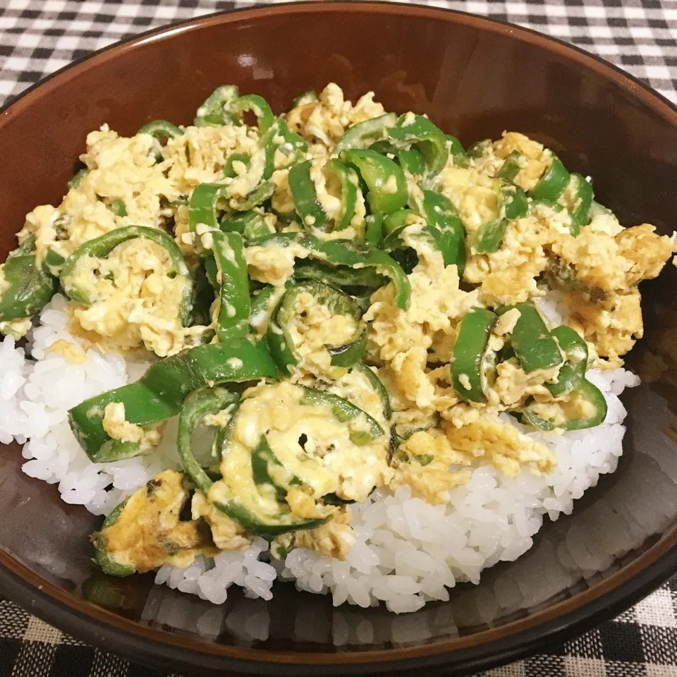 Snapdishの料理写真:【飯研】ピーマンと卵炒め丼|まぁたんさん