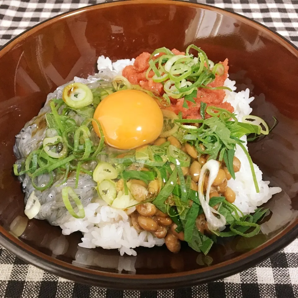 【飯研・朝食】生しらす・明太子・納豆丼|まぁたんさん