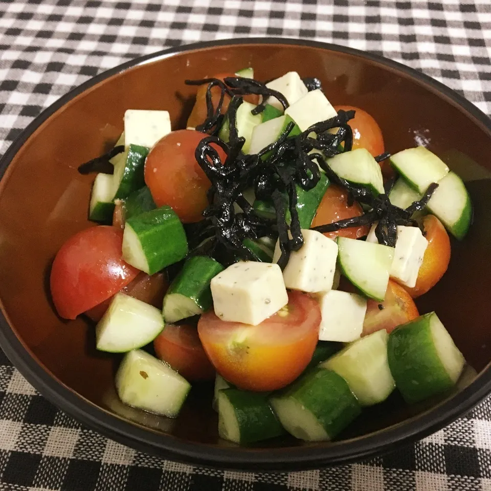 【副菜】トマトと胡瓜とチーズの塩昆布サラダ|まぁたんさん