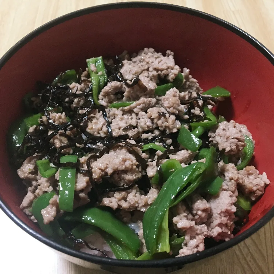 【飯研】挽肉とピーマンの塩昆布和え丼|まぁたんさん