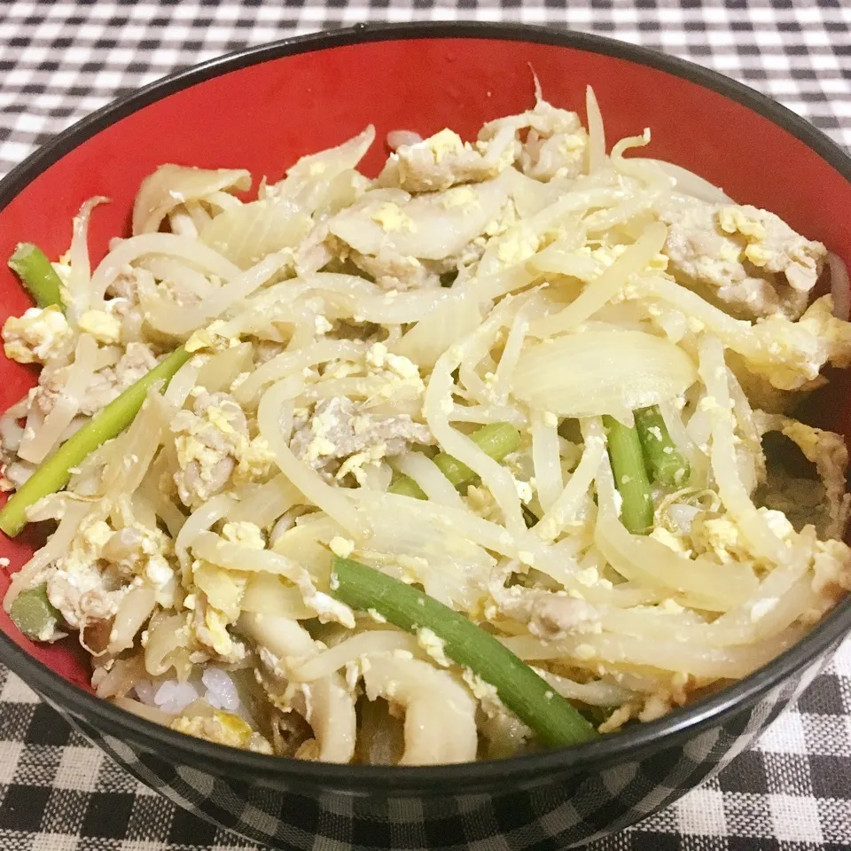 【飯研】肉野菜炒め卵とじ丼|まぁたんさん