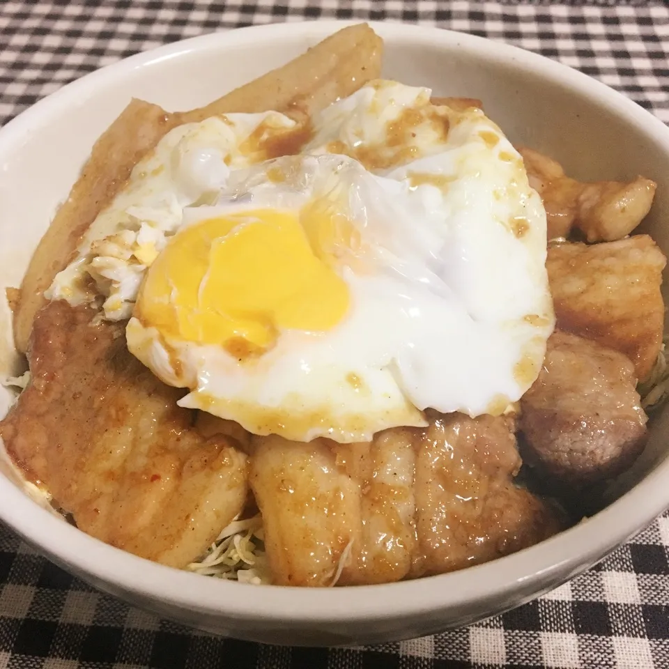 【飯研】目玉焼きのせ絶品豚バラ焼肉丼|まぁたんさん