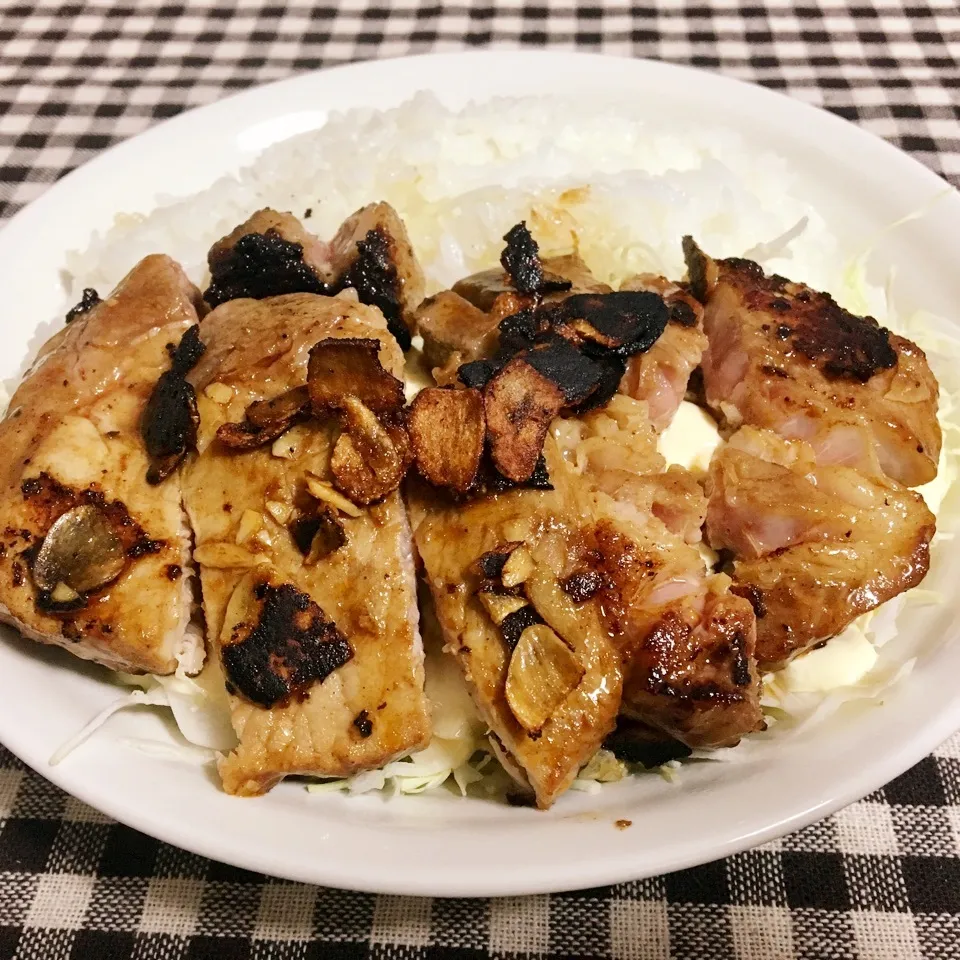 【飯研】焼いてのせるだけ簡単トンテキ丼|まぁたんさん