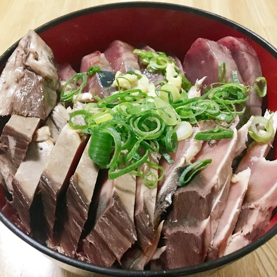 Snapdishの料理写真:【飯研】鰹の刺身とタタキの2色丼|まぁたんさん