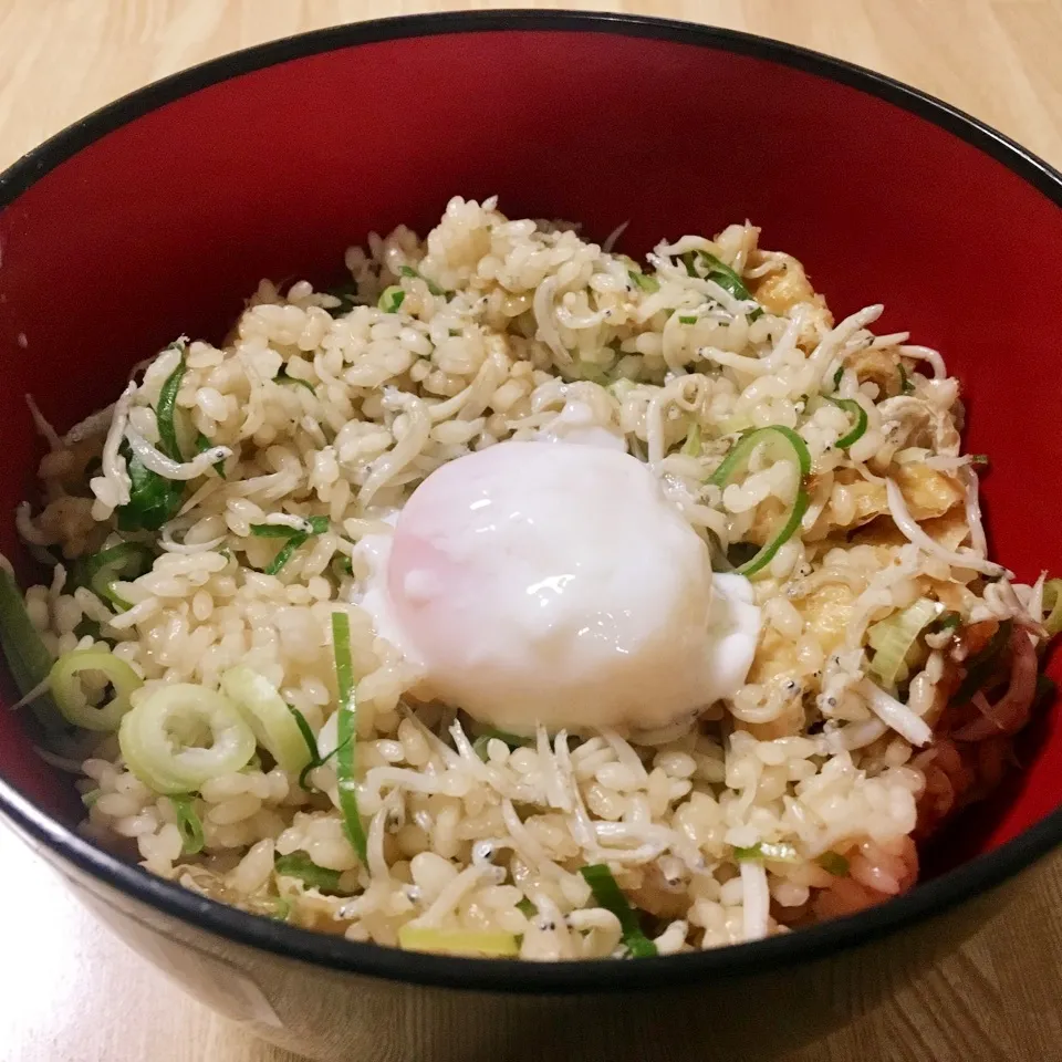 Snapdishの料理写真:【飯研】温玉のせシラスの炊き込みご飯|まぁたんさん