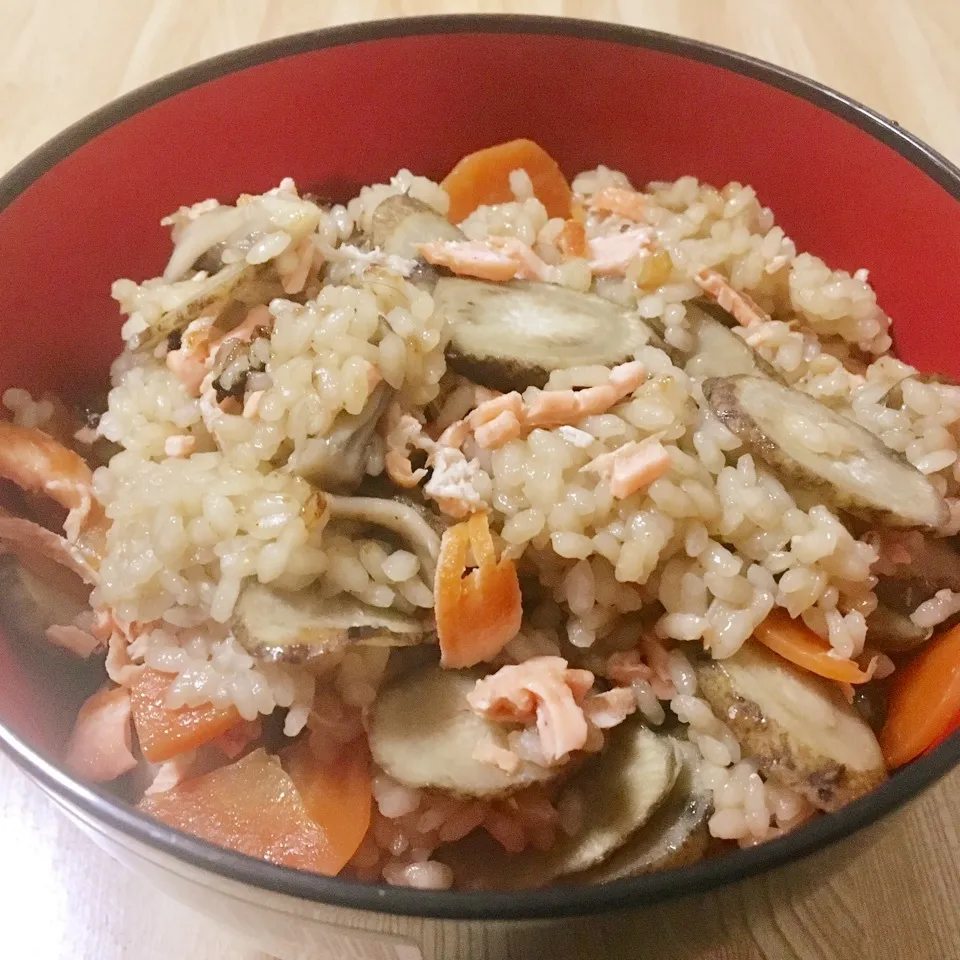 【飯研】鮭とごぼうの炊き込みご飯|まぁたんさん