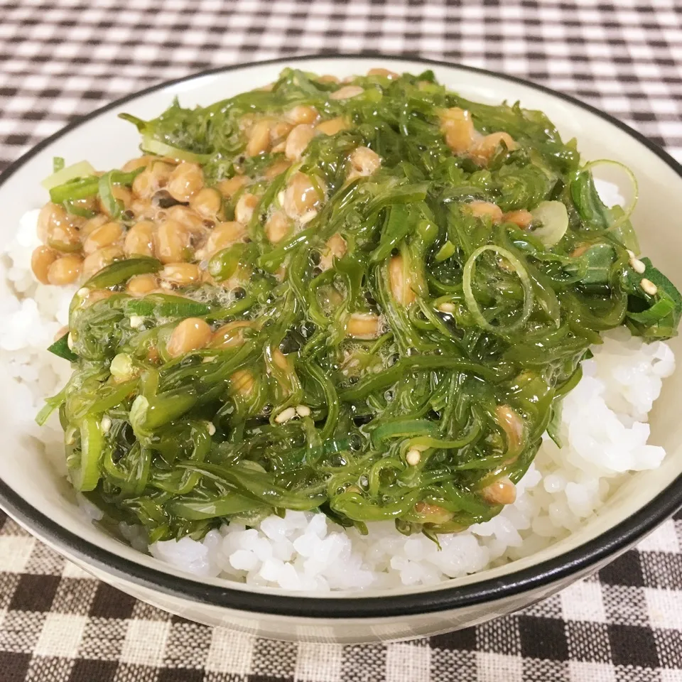 【飯研】ねばねばねばーるめかぶ納豆ご飯|まぁたんさん