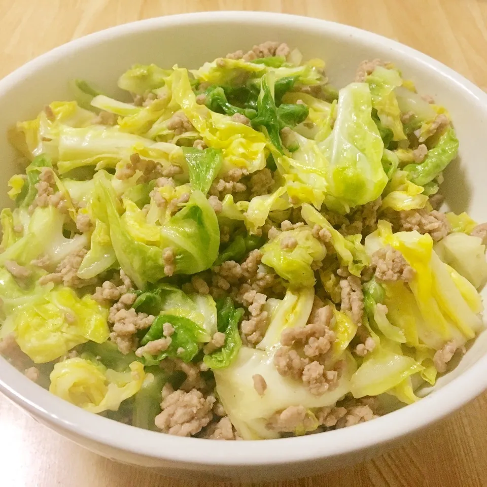 Snapdishの料理写真:【飯研】挽肉と春キャベツのそぼろ丼|まぁたんさん