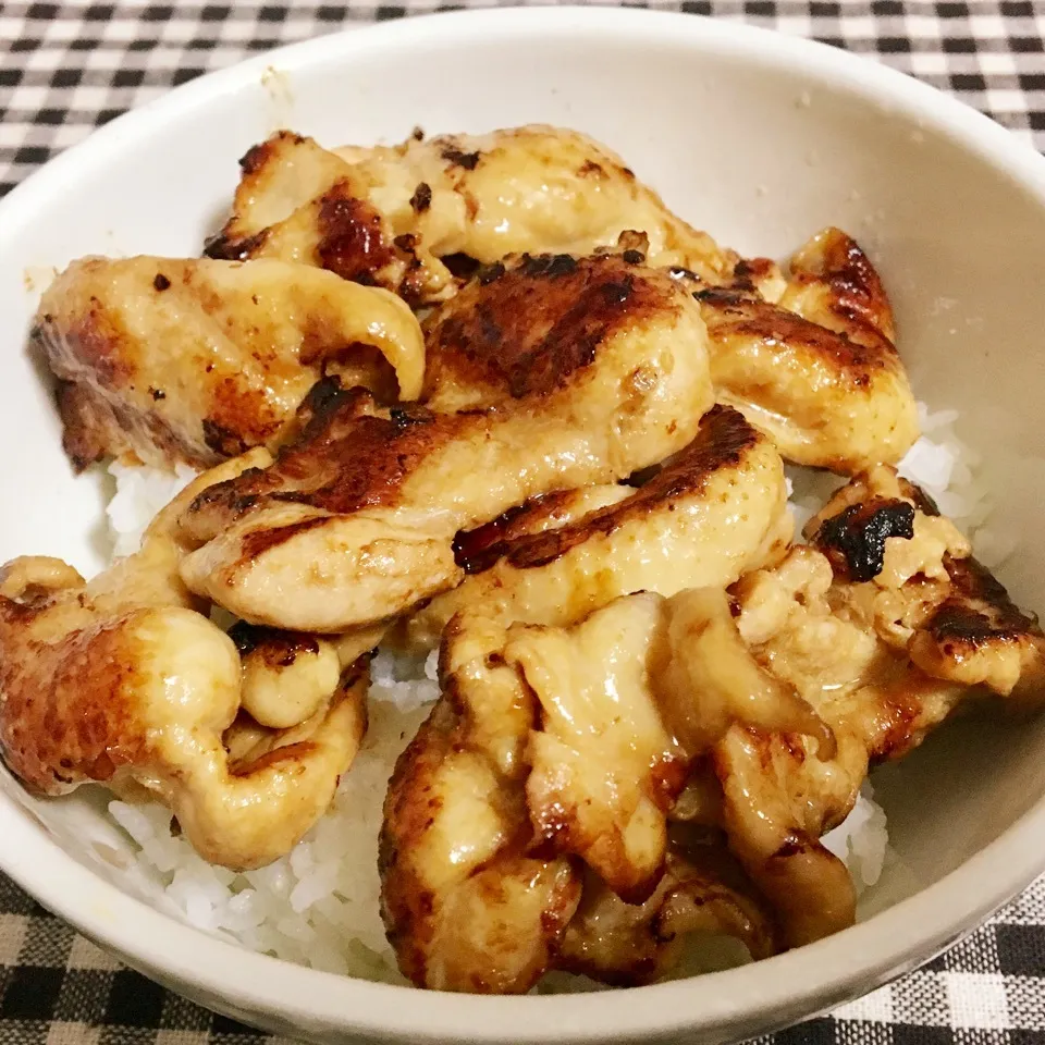 Snapdishの料理写真:【飯研？】鶏皮の照り焼き丼|まぁたんさん