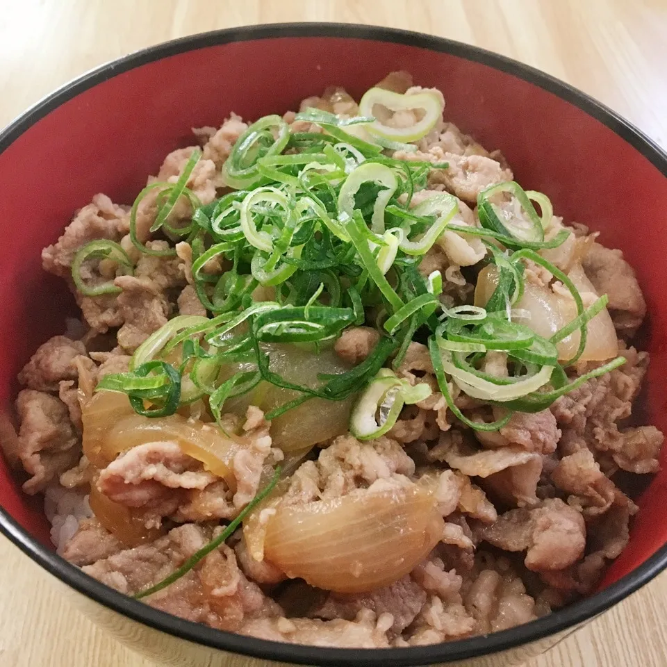 【飯研】にんにくたっぷりスタミナねぎ豚丼|まぁたんさん