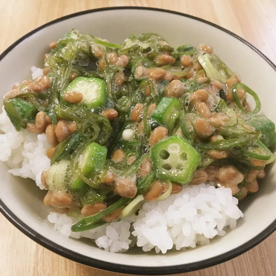 【飯研】ねばねばオクラめかぶ納豆ご飯|まぁたんさん