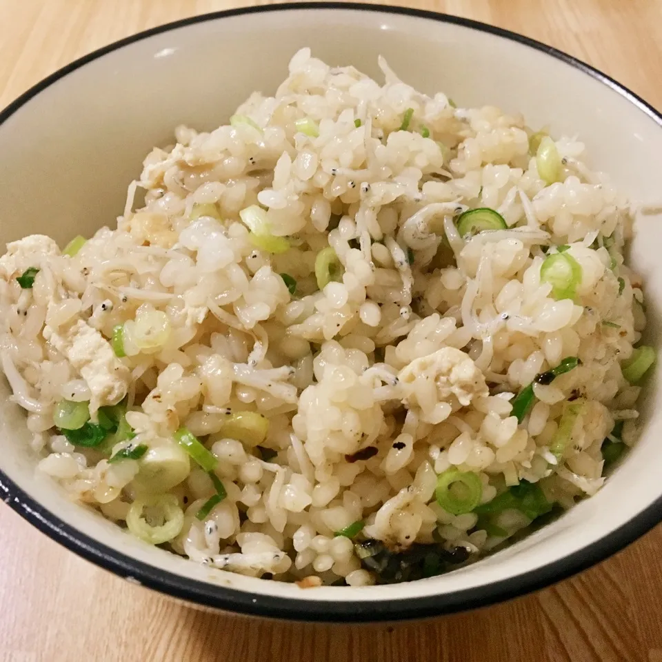 Snapdishの料理写真:【飯研】しらすの炊き込みご飯|まぁたんさん