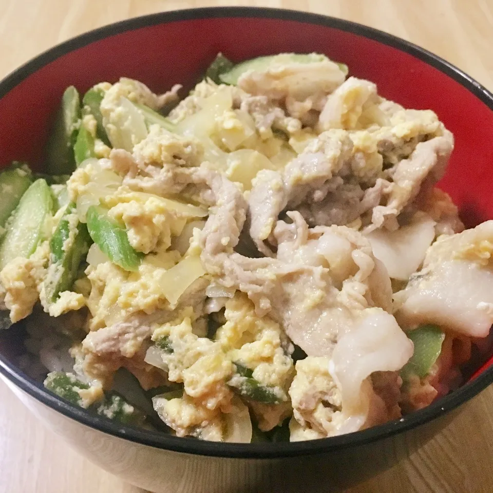 Snapdishの料理写真:【飯研】豚肉とアスパラの卵とじ丼|まぁたんさん