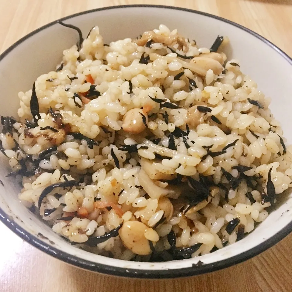 【飯研】ひじき煮で炊き込みご飯|まぁたんさん