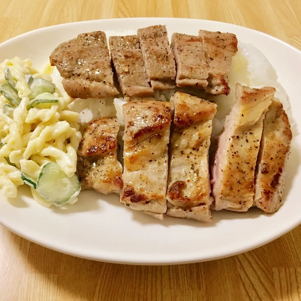 豪華だよ！ポークステーキ丼|まぁたんさん