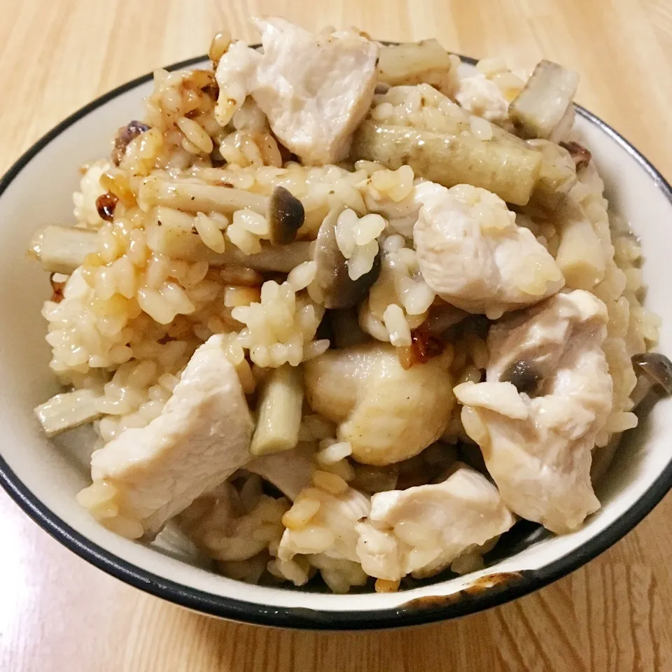 【飯研】鶏肉ごぼうしめじの炊き込みご飯|まぁたんさん