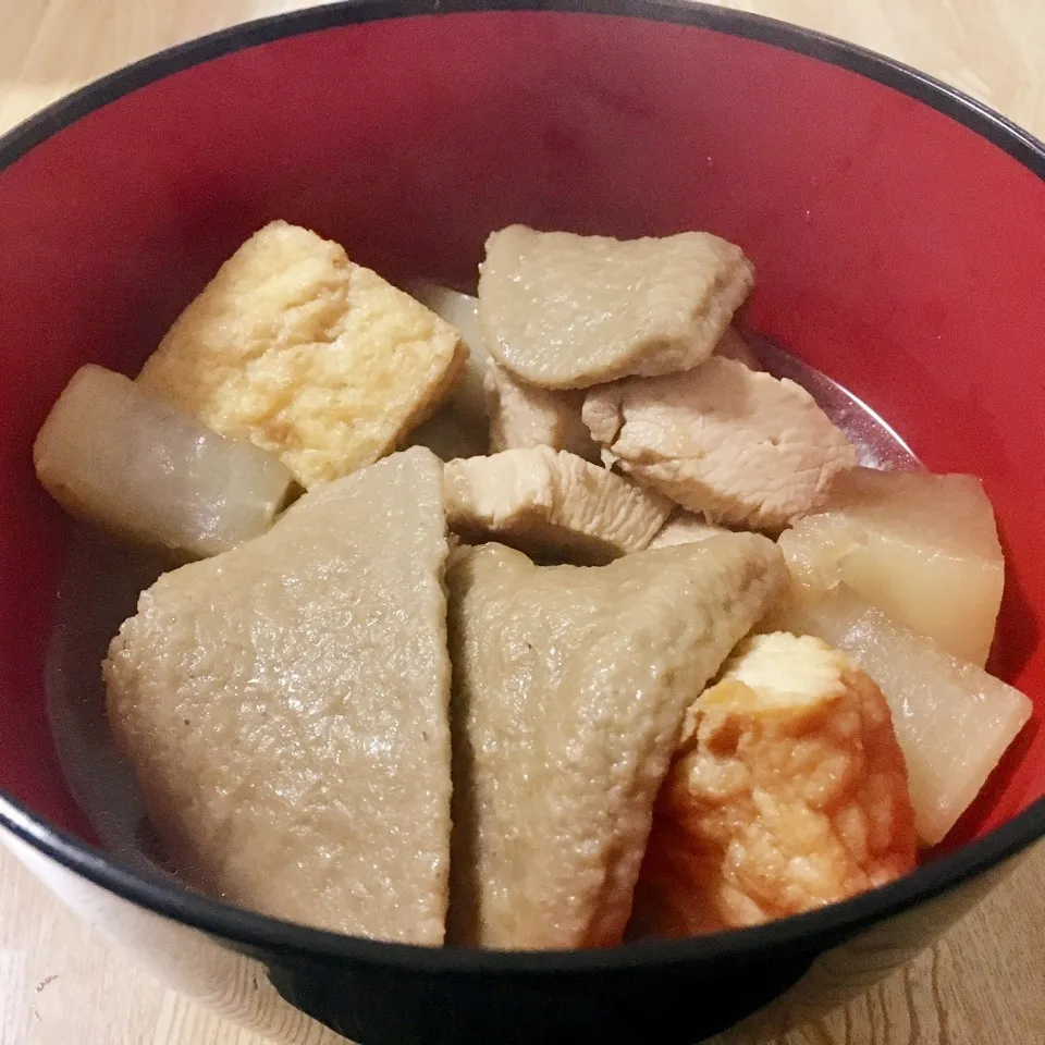 Snapdishの料理写真:厚揚げとはんぺん入り鶏肉と大根の煮物|まぁたんさん