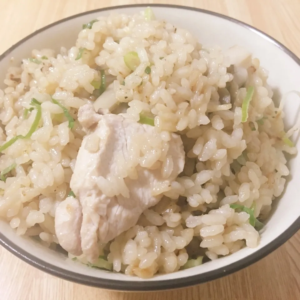 Snapdishの料理写真:【飯研】鶏肉と舞茸の炊き込みご飯|まぁたんさん