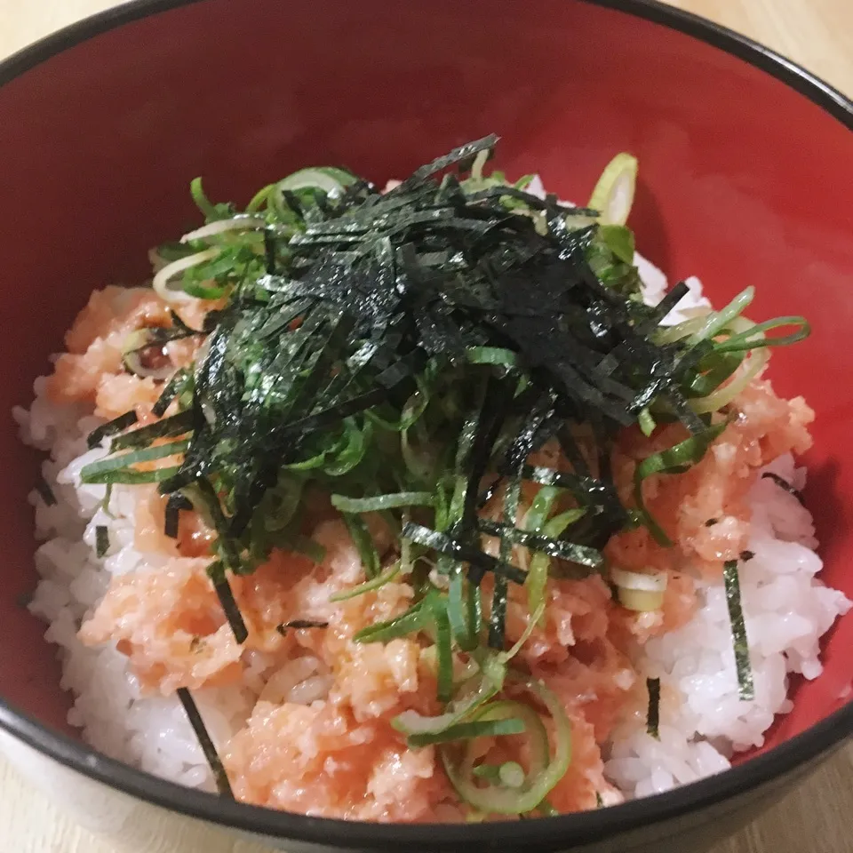 Snapdishの料理写真:サーモンのたたき丼|まぁたんさん